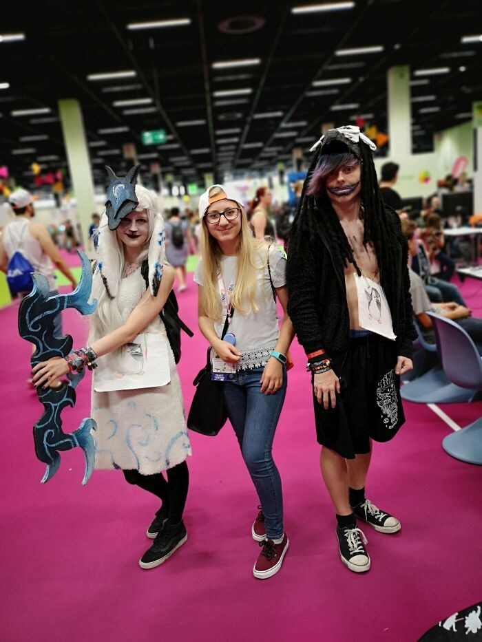 na ni mo as Kindred from league of legends cosplay at gamescom 2018